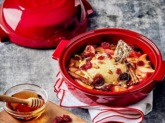 Овечий или козий сыр запеченный с яблоками и корицей