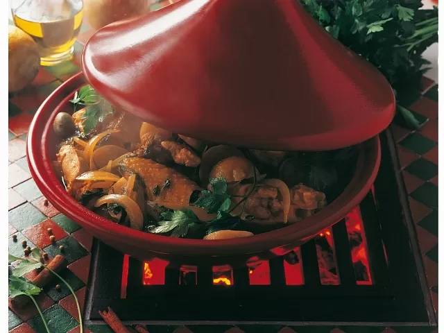 Тажин из цыпленка с лимоном, медом, оливками и свежими овощами