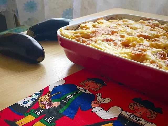 Нежная и вкусная картофельная запеканка с фаршем и баклажанами под пикантной сырной корочкой.